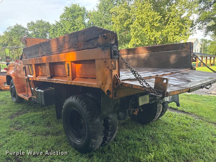 image for item NM9818 1975 Dodge D600 dump truck