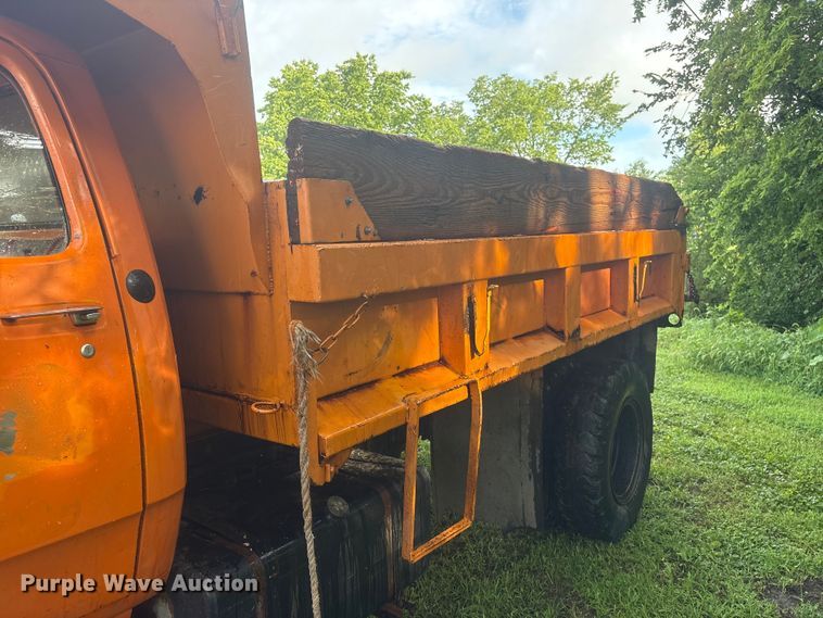image for item NM9818 1975 Dodge D600 dump truck
