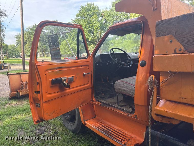 image for item NM9818 1975 Dodge D600 dump truck