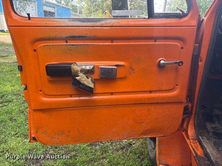 image for item NM9818 1975 Dodge D600 dump truck