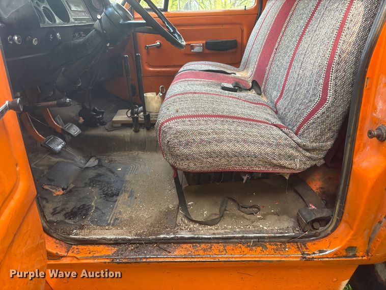 image for item NM9818 1975 Dodge D600 dump truck