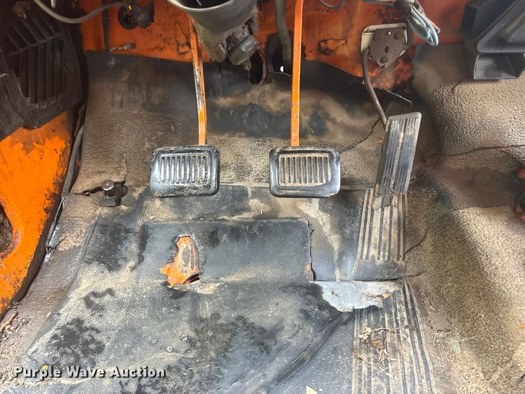 image for item NM9818 1975 Dodge D600 dump truck