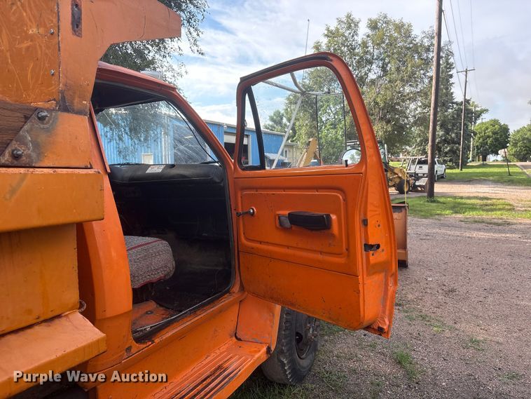 image for item NM9818 1975 Dodge D600 dump truck