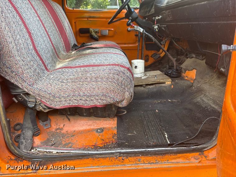 image for item NM9818 1975 Dodge D600 dump truck