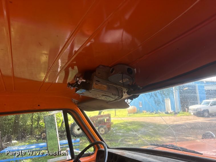 image for item NM9818 1975 Dodge D600 dump truck