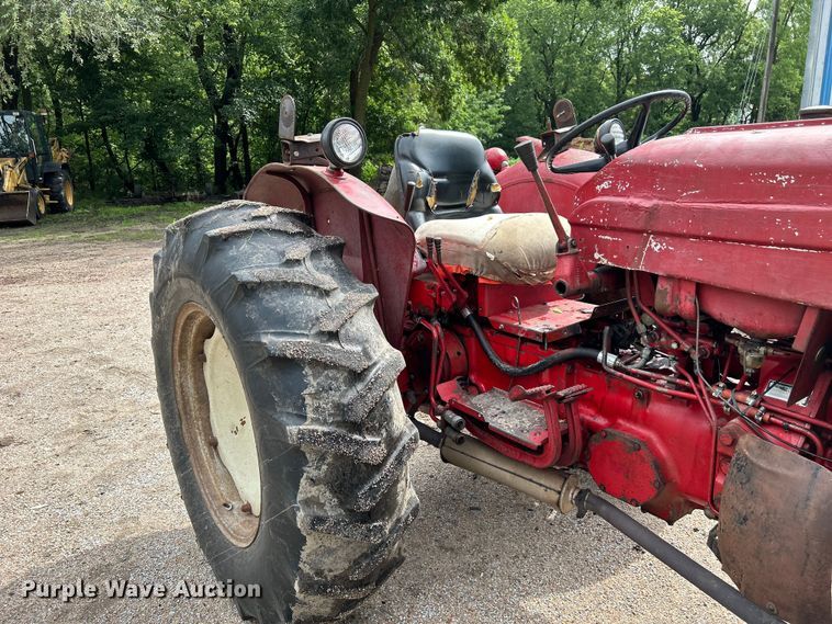 image for item NM9821 1970 International Harvester 544 Tractor
