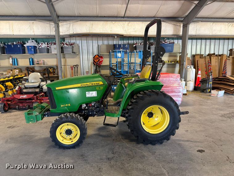 image for item DQ7949 2016 John Deere 3038E MFWD tractor