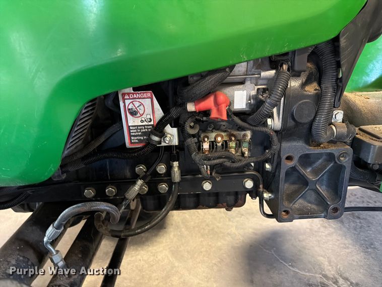 image for item DQ7949 2016 John Deere 3038E MFWD tractor