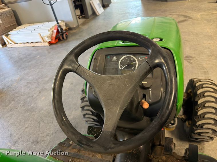 image for item DQ7949 2016 John Deere 3038E MFWD tractor