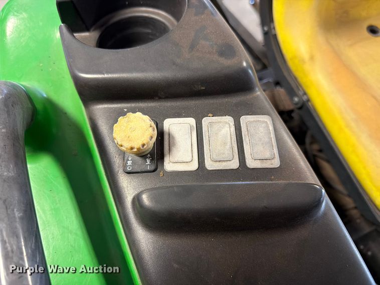 image for item DQ7949 2016 John Deere 3038E MFWD tractor