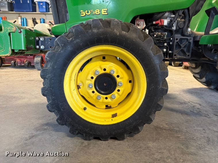 image for item DQ7949 2016 John Deere 3038E MFWD tractor