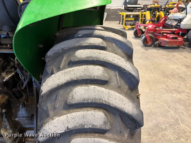 image for item DQ7949 2016 John Deere 3038E MFWD tractor