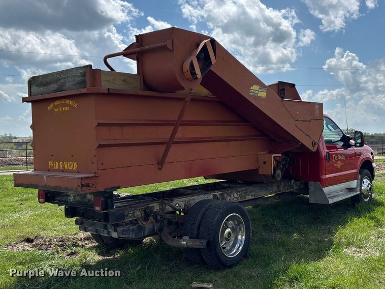image for item EA4815 2003 Ford F550 feed mixer truck