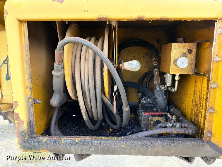 image for item ED5391 2000 Ag-Chem RoGator 1254 sprayer