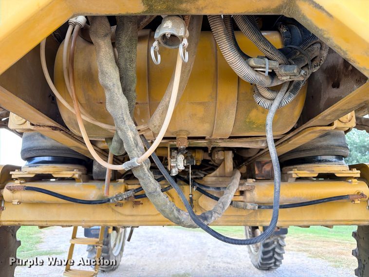 image for item ED5391 2000 Ag-Chem RoGator 1254 sprayer