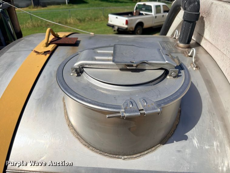 image for item ED5391 2000 Ag-Chem RoGator 1254 sprayer