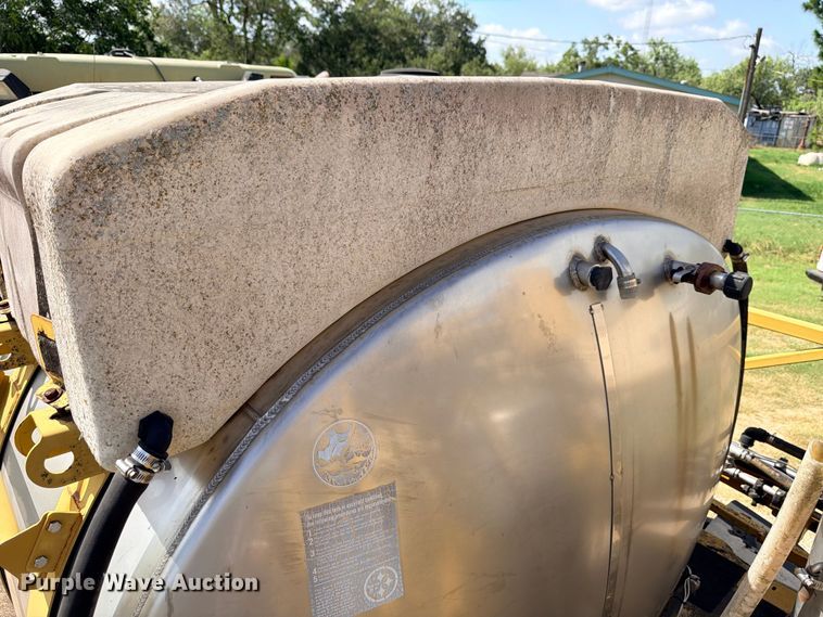 image for item ED5391 2000 Ag-Chem RoGator 1254 sprayer