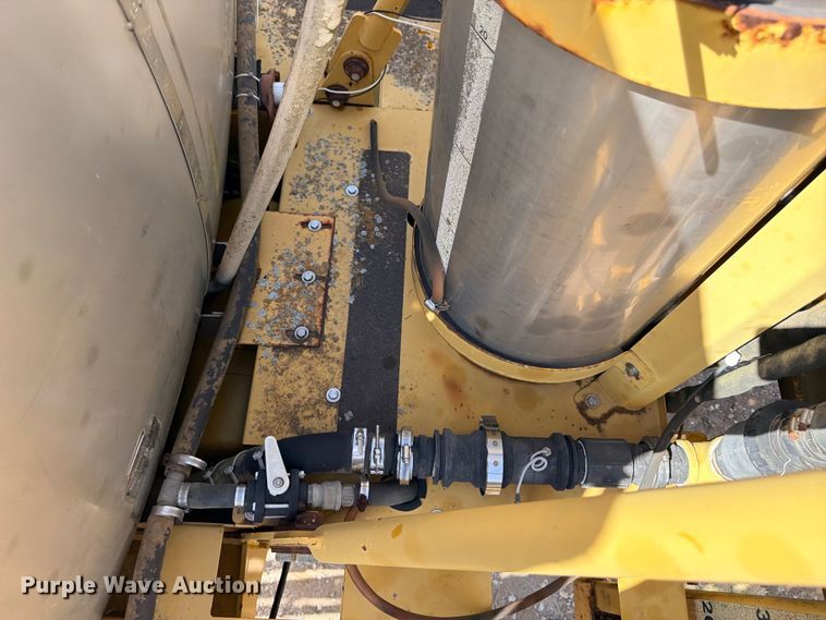 image for item ED5391 2000 Ag-Chem RoGator 1254 sprayer