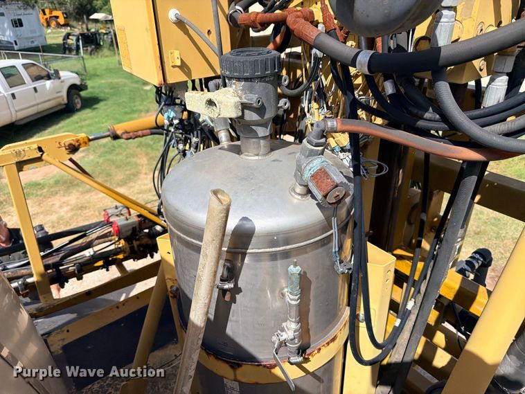 image for item ED5391 2000 Ag-Chem RoGator 1254 sprayer
