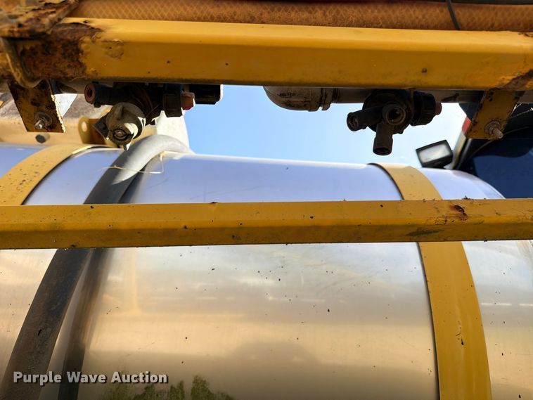 image for item ED5391 2000 Ag-Chem RoGator 1254 sprayer