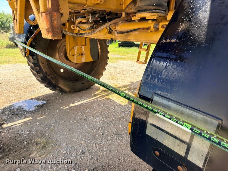 image for item ED5391 2000 Ag-Chem RoGator 1254 sprayer
