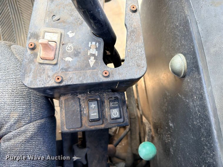 image for item ED5391 2000 Ag-Chem RoGator 1254 sprayer