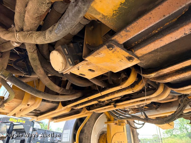 image for item ED5391 2000 Ag-Chem RoGator 1254 sprayer