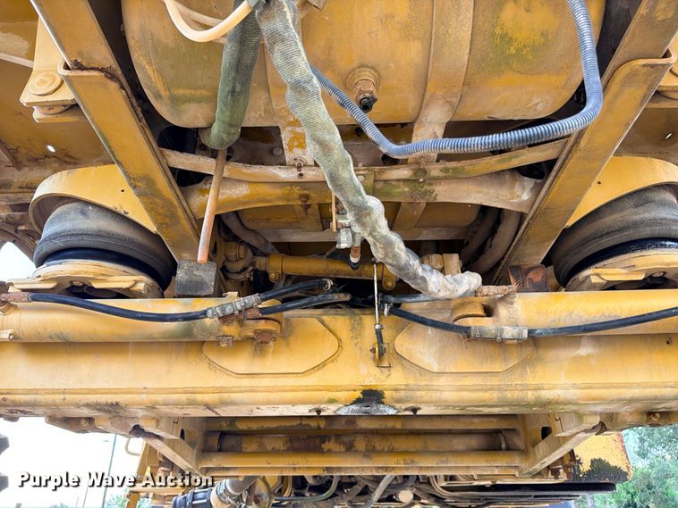 image for item ED5391 2000 Ag-Chem RoGator 1254 sprayer