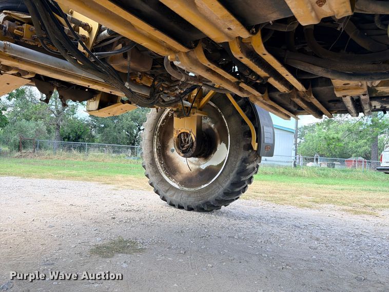 image for item ED5391 2000 Ag-Chem RoGator 1254 sprayer