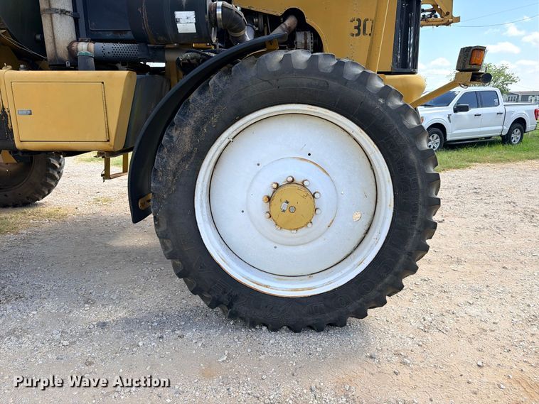 image for item ED5391 2000 Ag-Chem RoGator 1254 sprayer