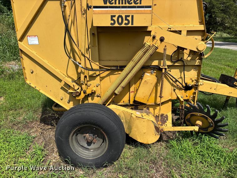 image for item EO4366 1988 Vermeer 505I round baler