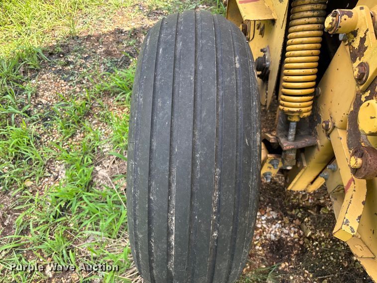 image for item EO4366 1988 Vermeer 505I round baler