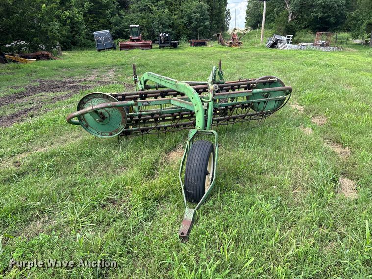 image for item EO4368 John Deere 662 hay rake