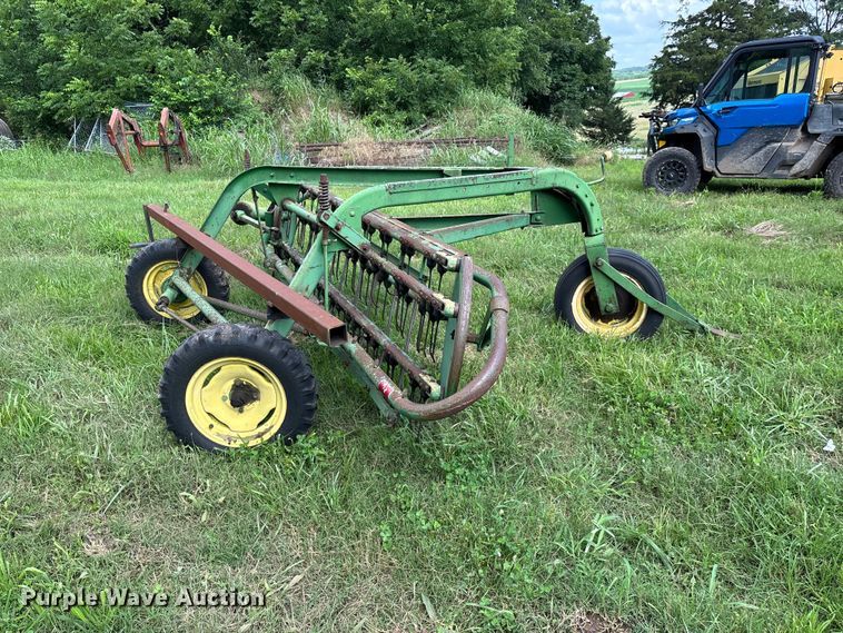 image for item EO4368 John Deere 662 hay rake