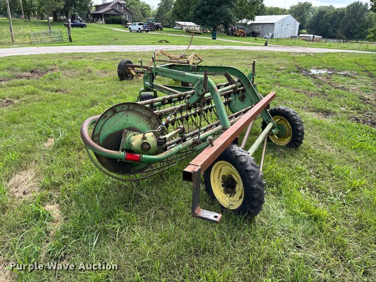 image for item EO4368 John Deere 662 hay rake