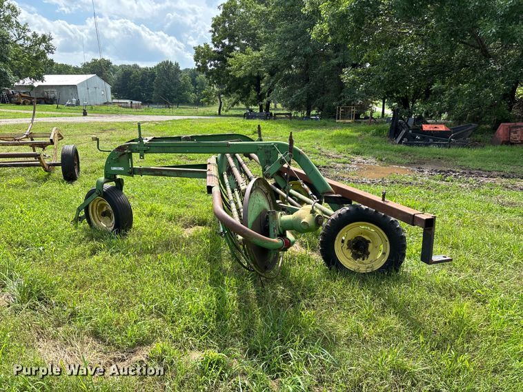 image for item EO4368 John Deere 662 hay rake