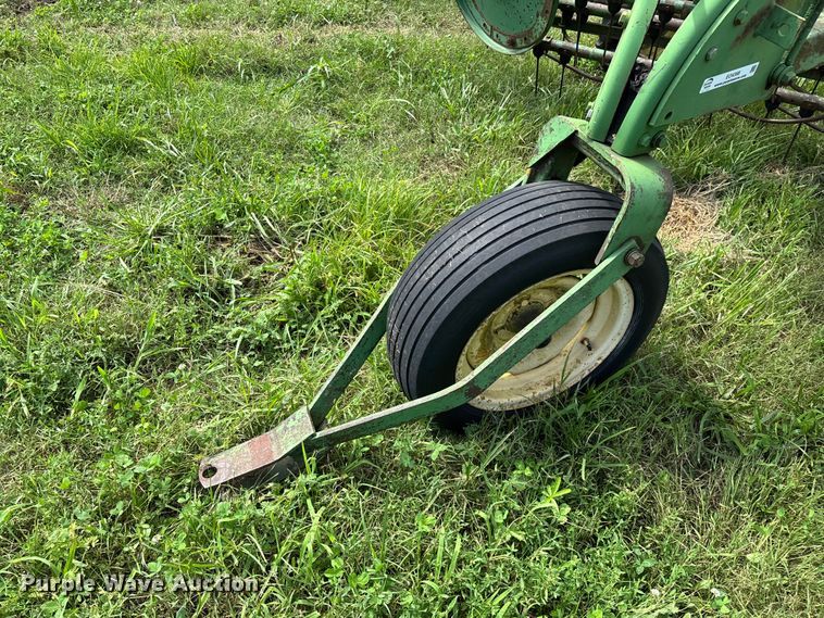 image for item EO4368 John Deere 662 hay rake