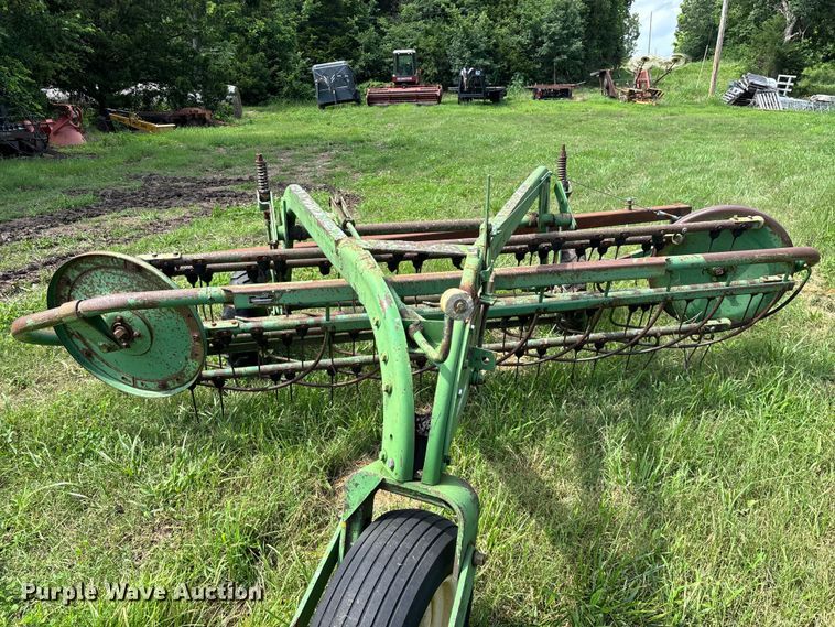image for item EO4368 John Deere 662 hay rake