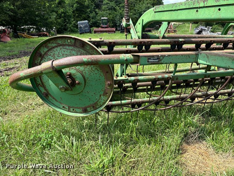 image for item EO4368 John Deere 662 hay rake