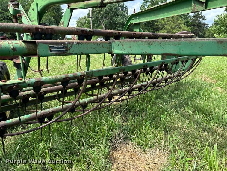 image for item EO4368 John Deere 662 hay rake