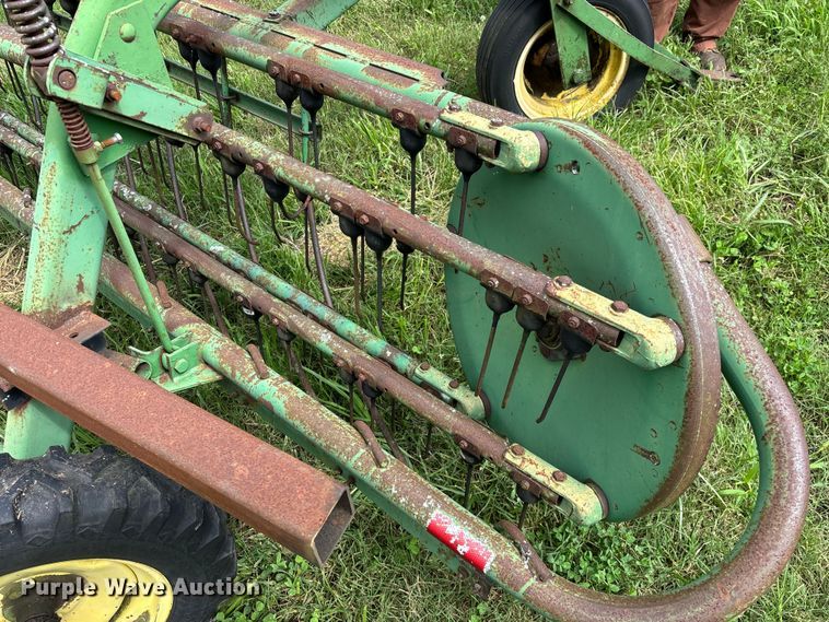 image for item EO4368 John Deere 662 hay rake