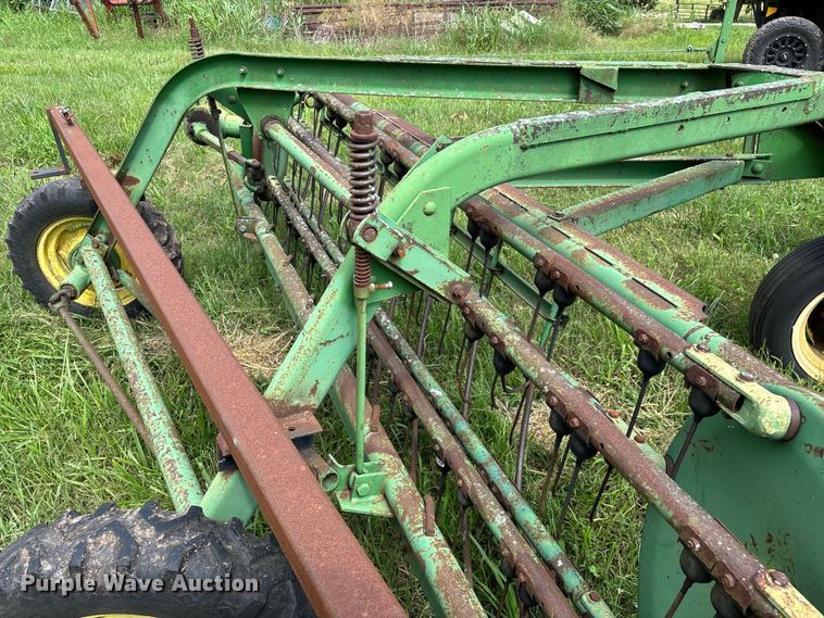 image for item EO4368 John Deere 662 hay rake