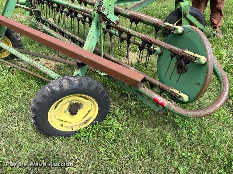 image for item EO4368 John Deere 662 hay rake