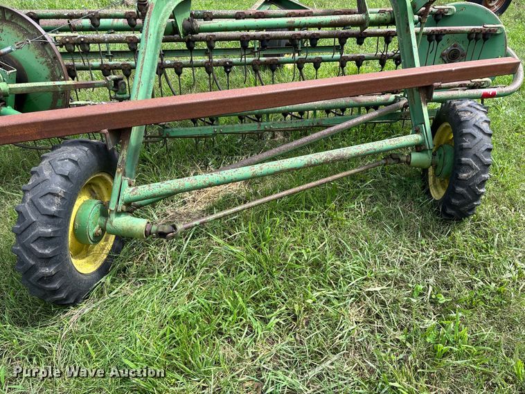 image for item EO4368 John Deere 662 hay rake