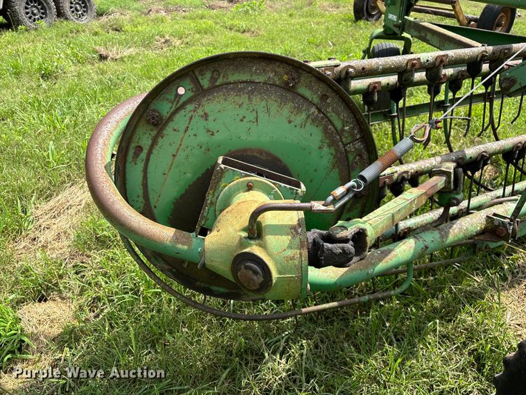image for item EO4368 John Deere 662 hay rake