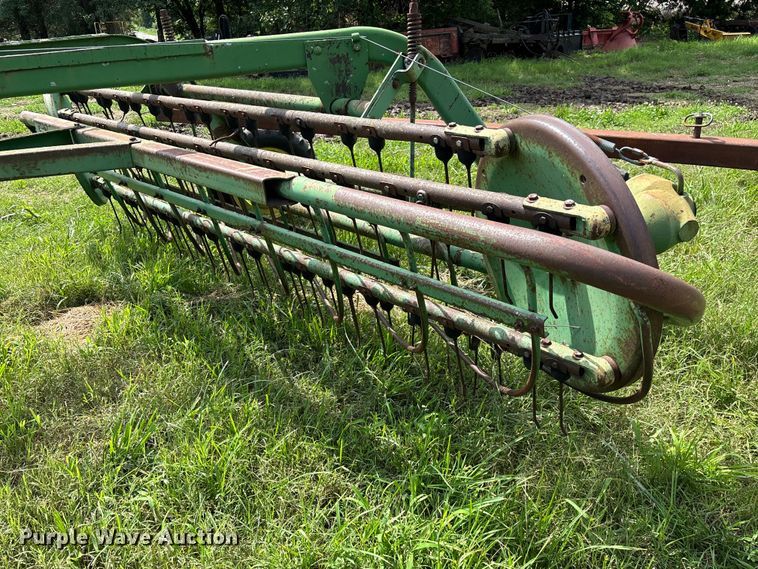 image for item EO4368 John Deere 662 hay rake