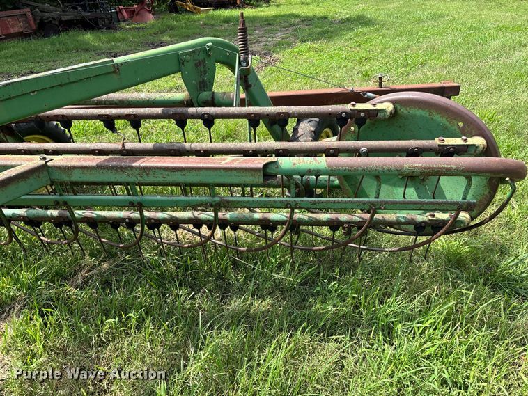 image for item EO4368 John Deere 662 hay rake