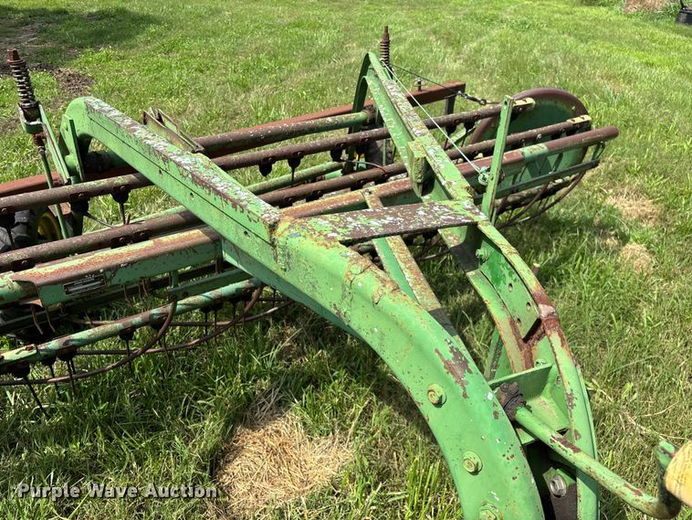 image for item EO4368 John Deere 662 hay rake