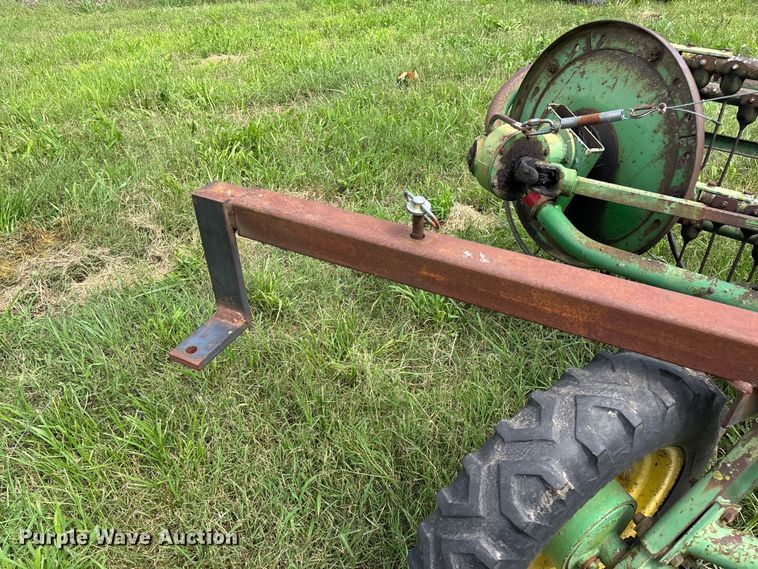 image for item EO4368 John Deere 662 hay rake