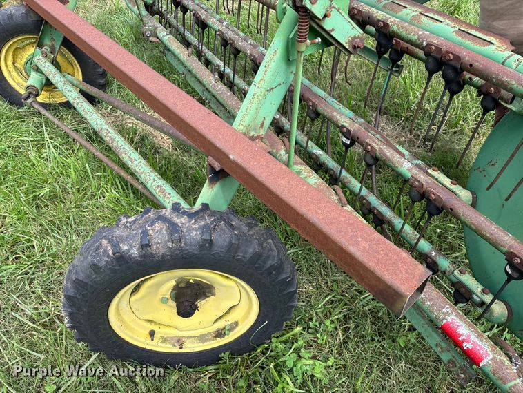 image for item EO4368 John Deere 662 hay rake